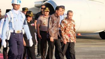 Tiba di Pekanbaru, Presiden Jokowi Disambut Gubernur Riau dan Menteri